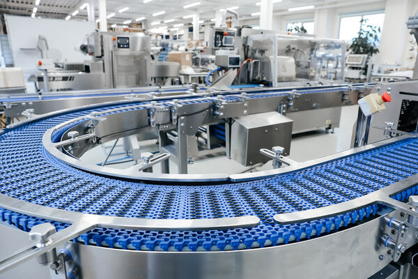 Blauwe modulaire transportband door een geautomatiseerde verpakkingshal